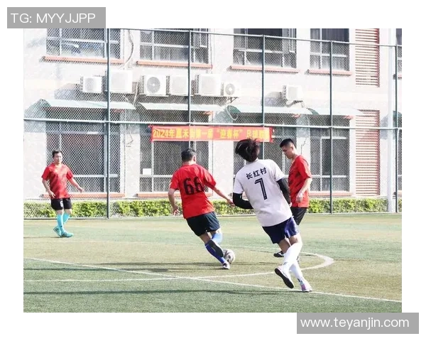 足球场上球星激情瞬间真实定格 展现他们的英勇与风采