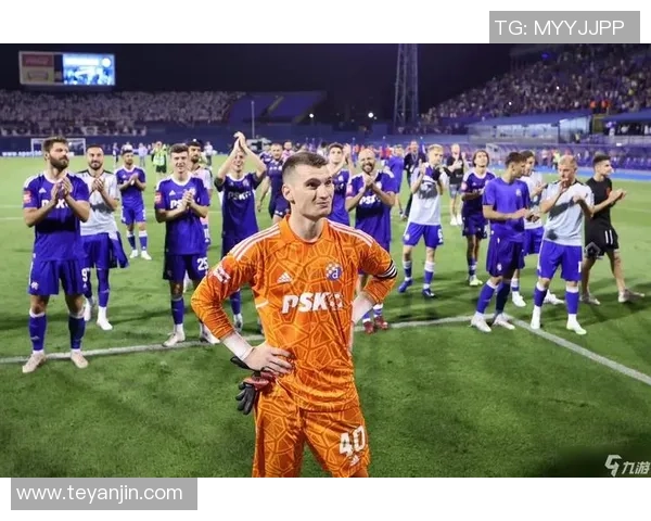 足球巨星变身普通路人街头现身引发惊艳反应网友纷纷猜测身份 足球巨星变身普通路人街头现身引发惊艳反应网友纷纷猜测身份